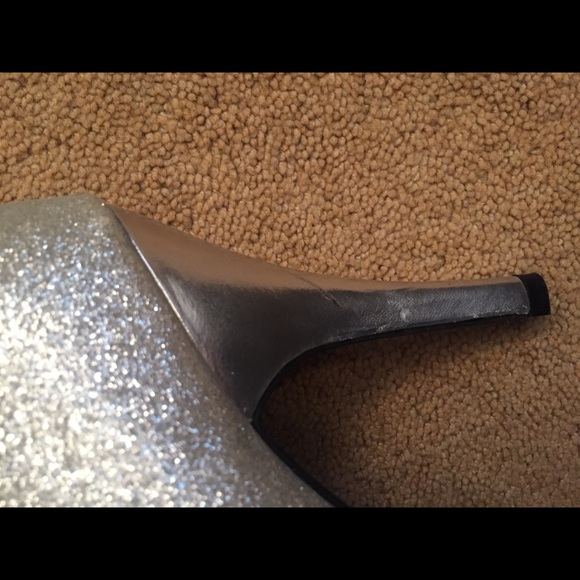 Silver heels. - Picture 3 of 5